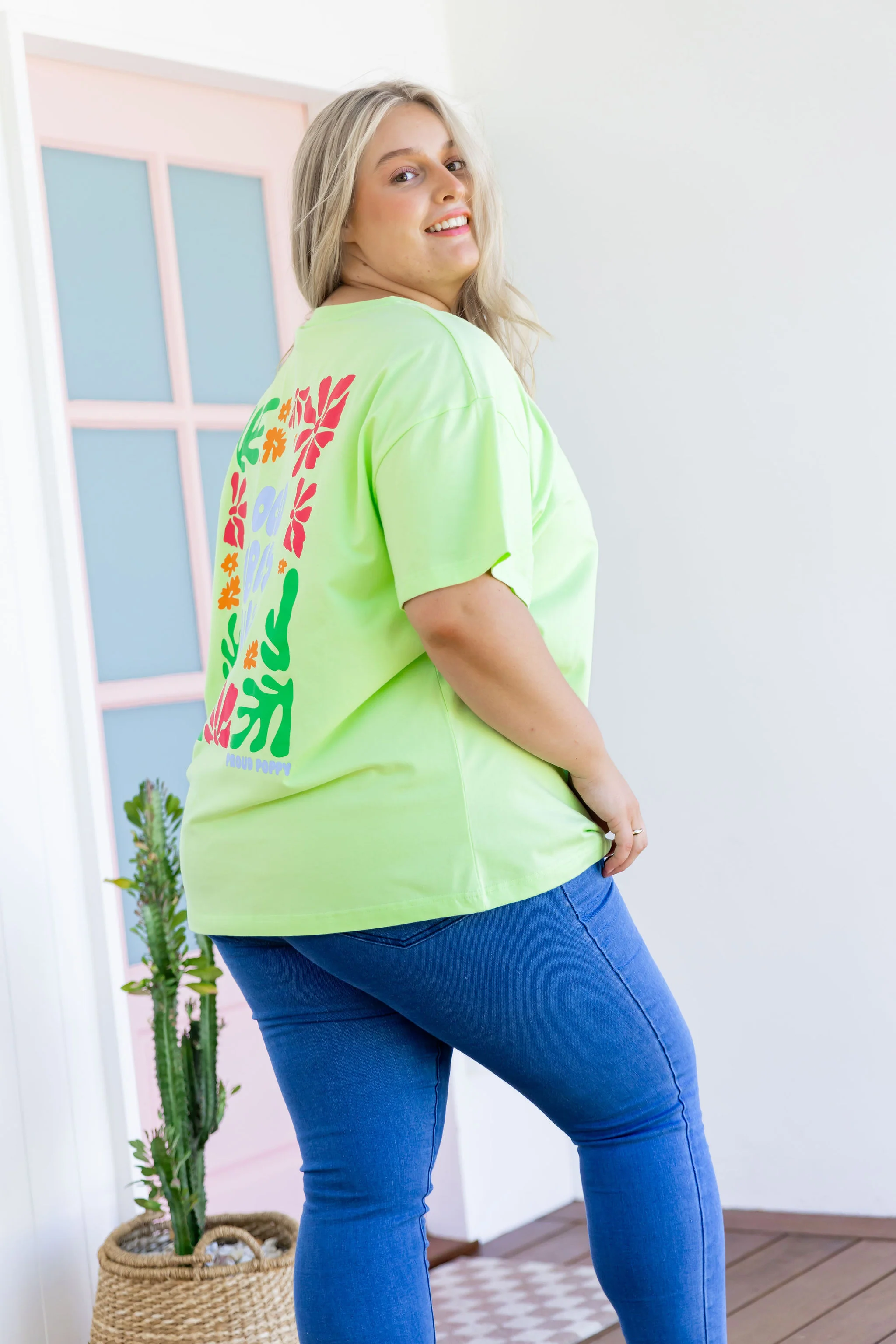 Good Vibes Tee in Apple - Image 4
