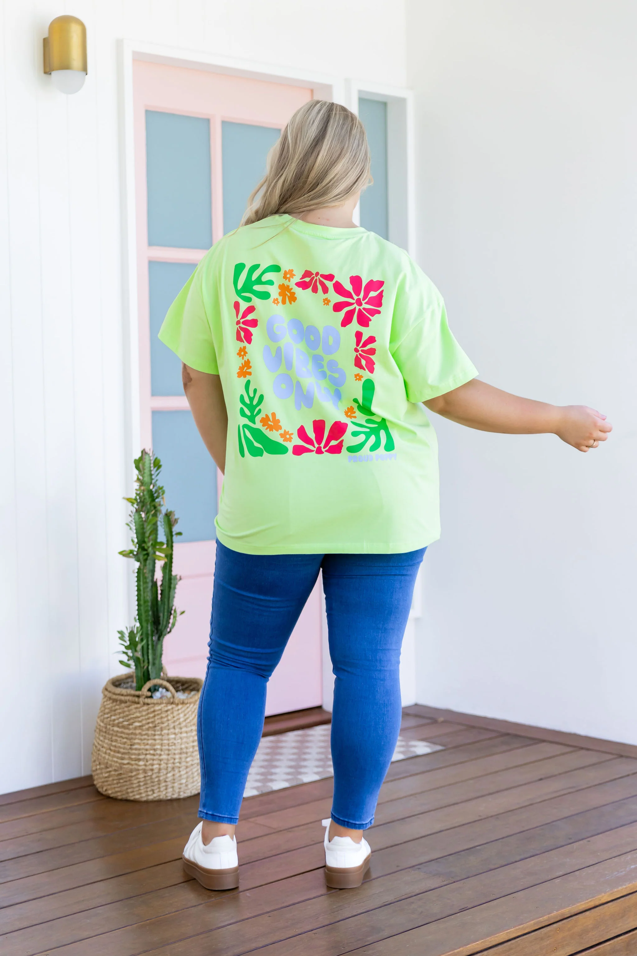 Good Vibes Tee in Apple - Image 5
