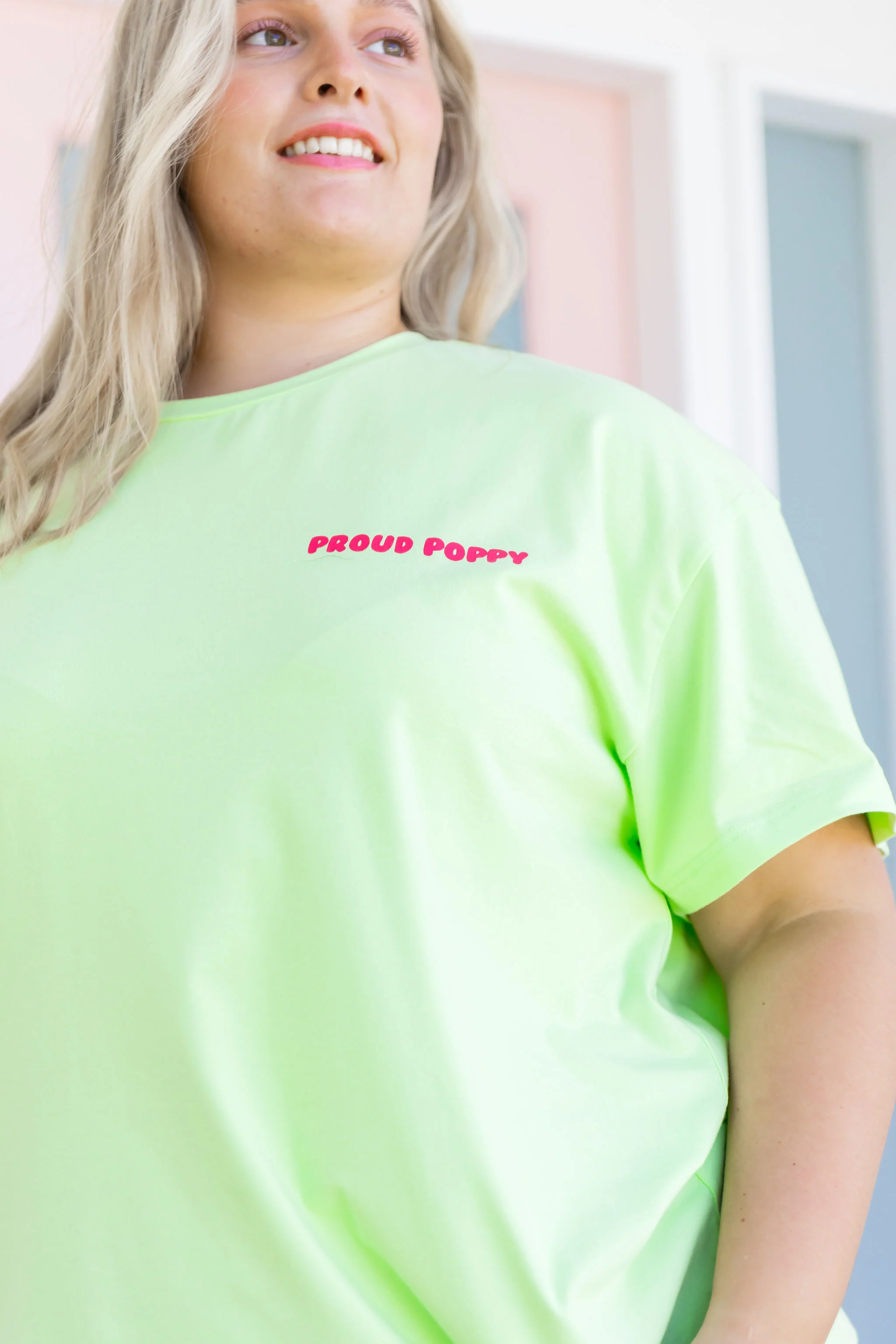 Good Vibes Tee in Apple - Image 9
