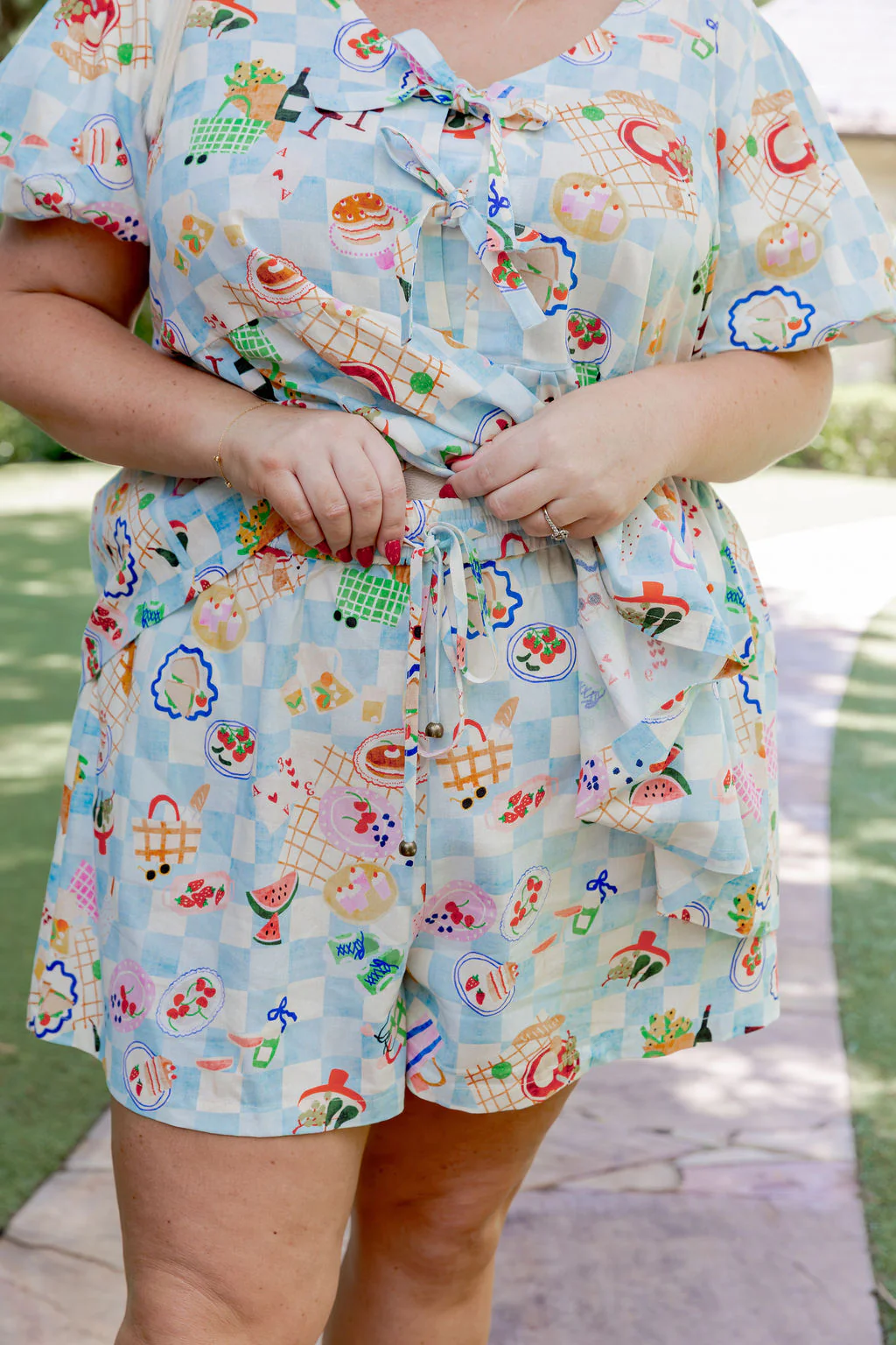 Harlow Linen Blend Shorts in Picnic - Image 4