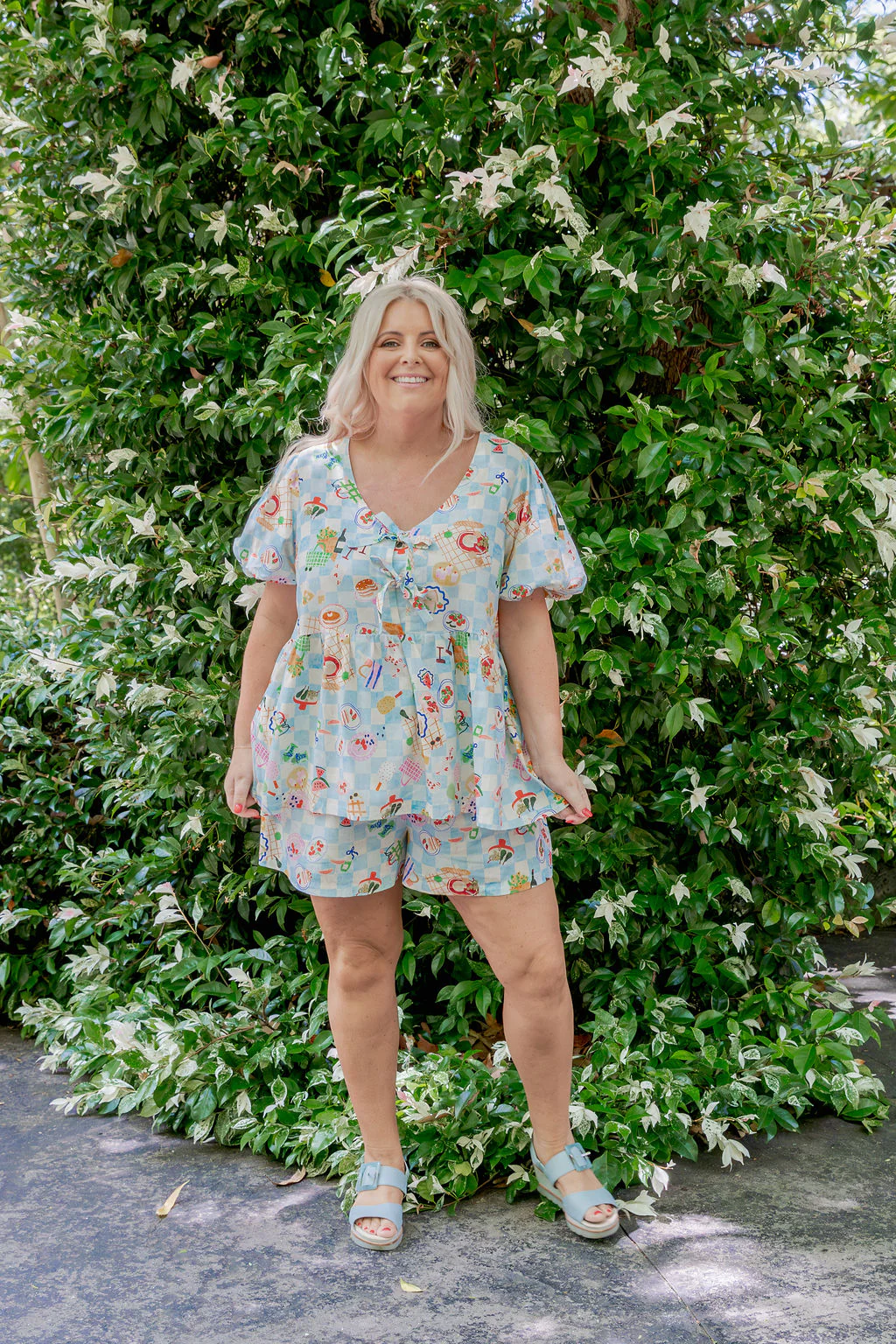 Harlow Linen Blend Shorts in Picnic - Image 5
