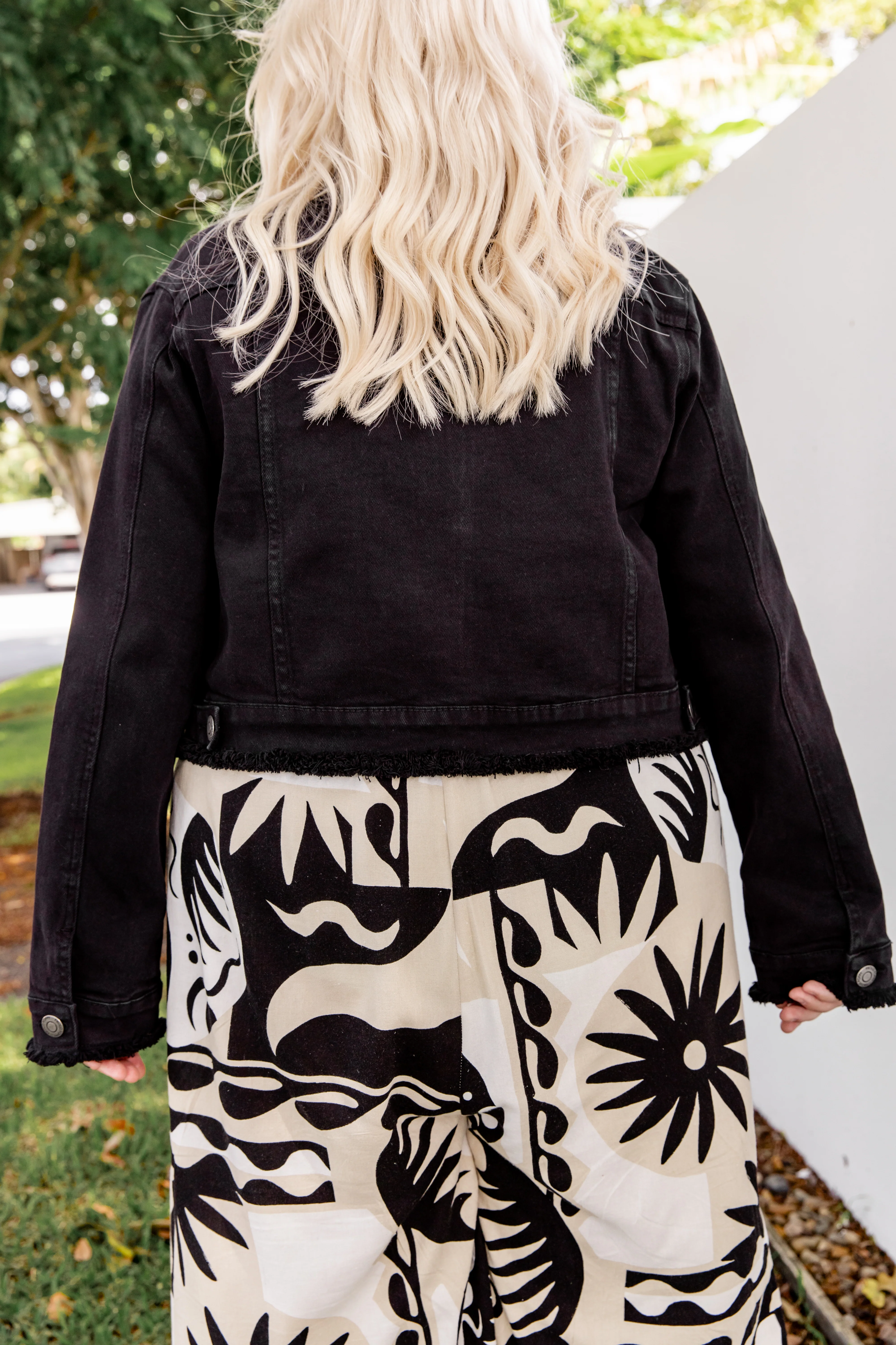 Kenzi Cropped Denim Jacket in Black - Image 12