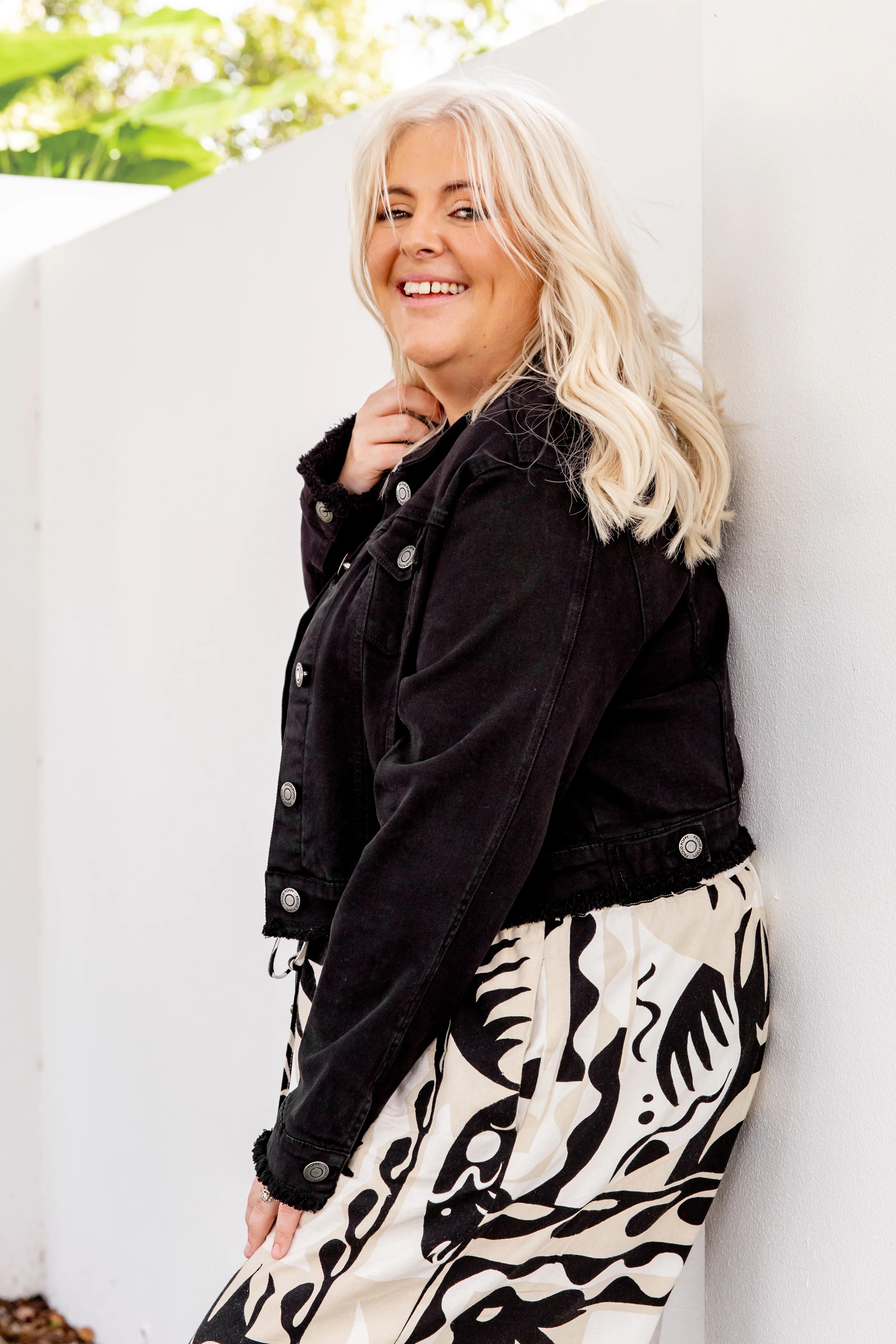 Kenzi Cropped Denim Jacket in Black - Image 15