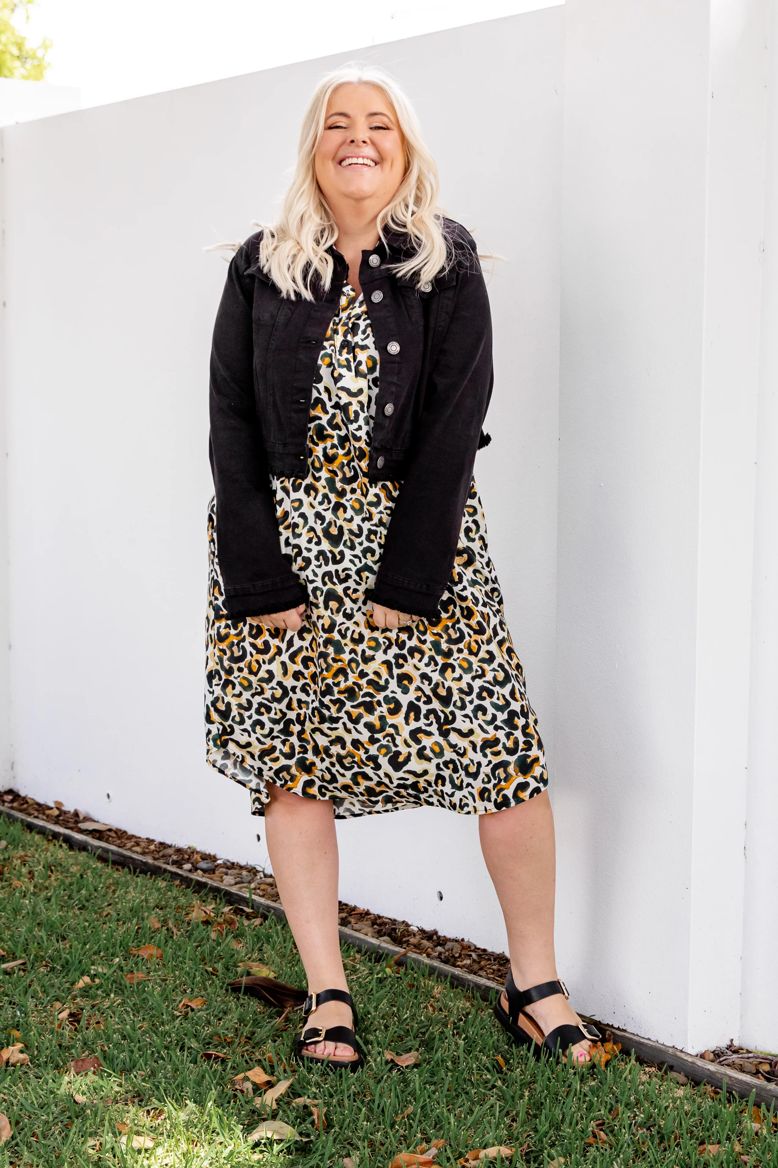 Kenzi Cropped Denim Jacket in Black - Image 21