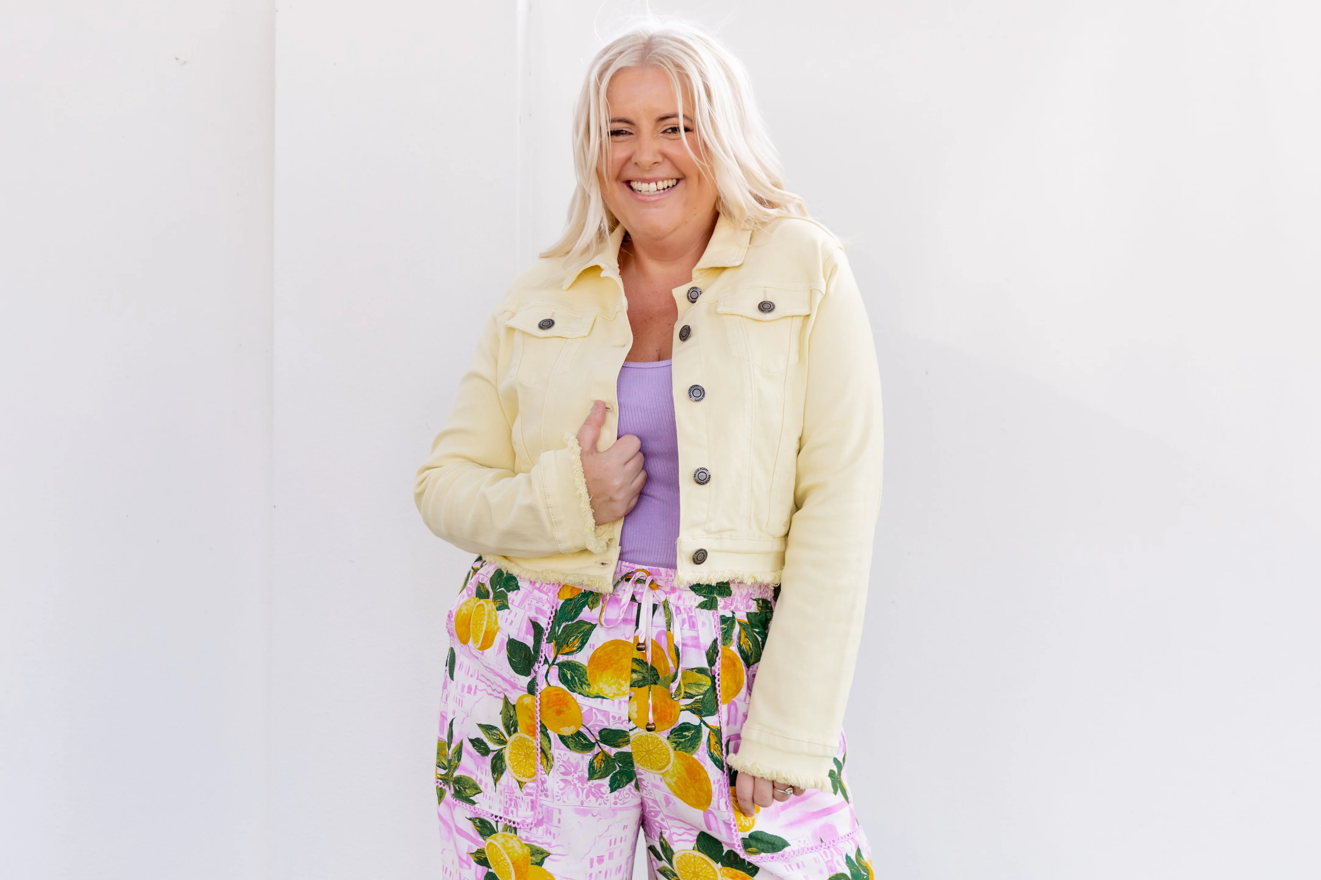 Kenzi Cropped Denim Jacket in Lemon Butter - Image 13
