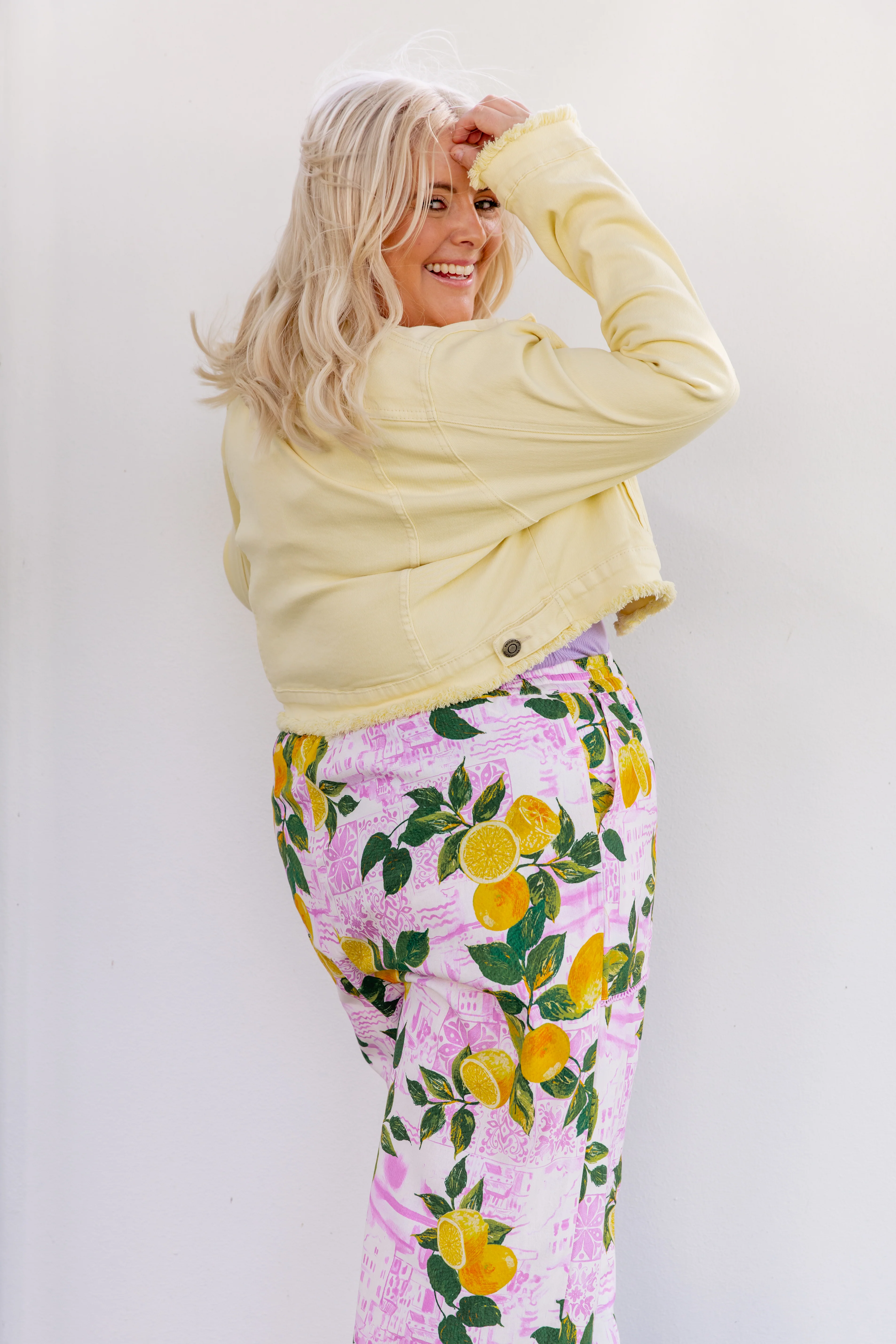 Kenzi Cropped Denim Jacket in Lemon Butter - Image 14