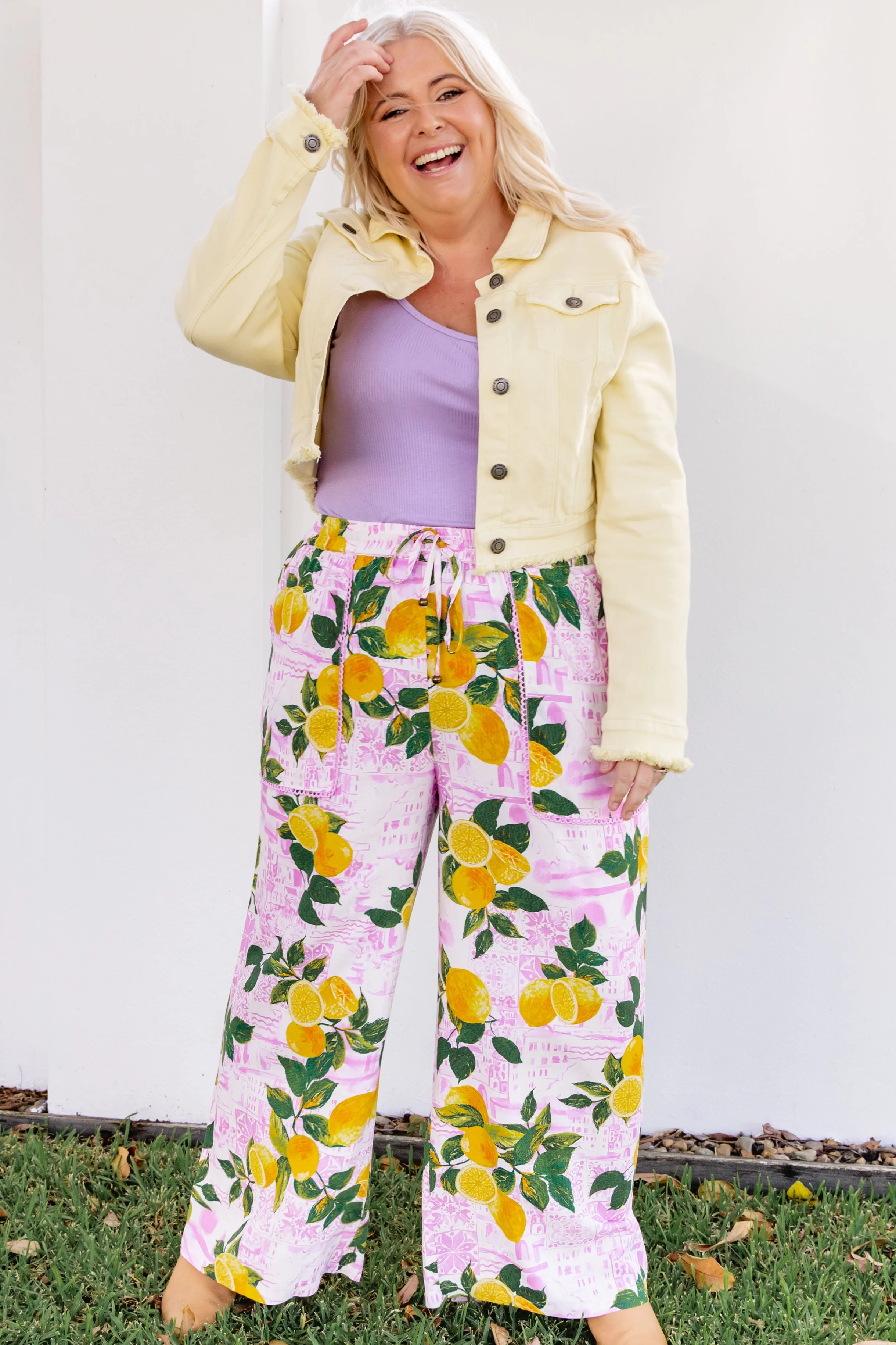 Kenzi Cropped Denim Jacket in Lemon Butter - Image 18