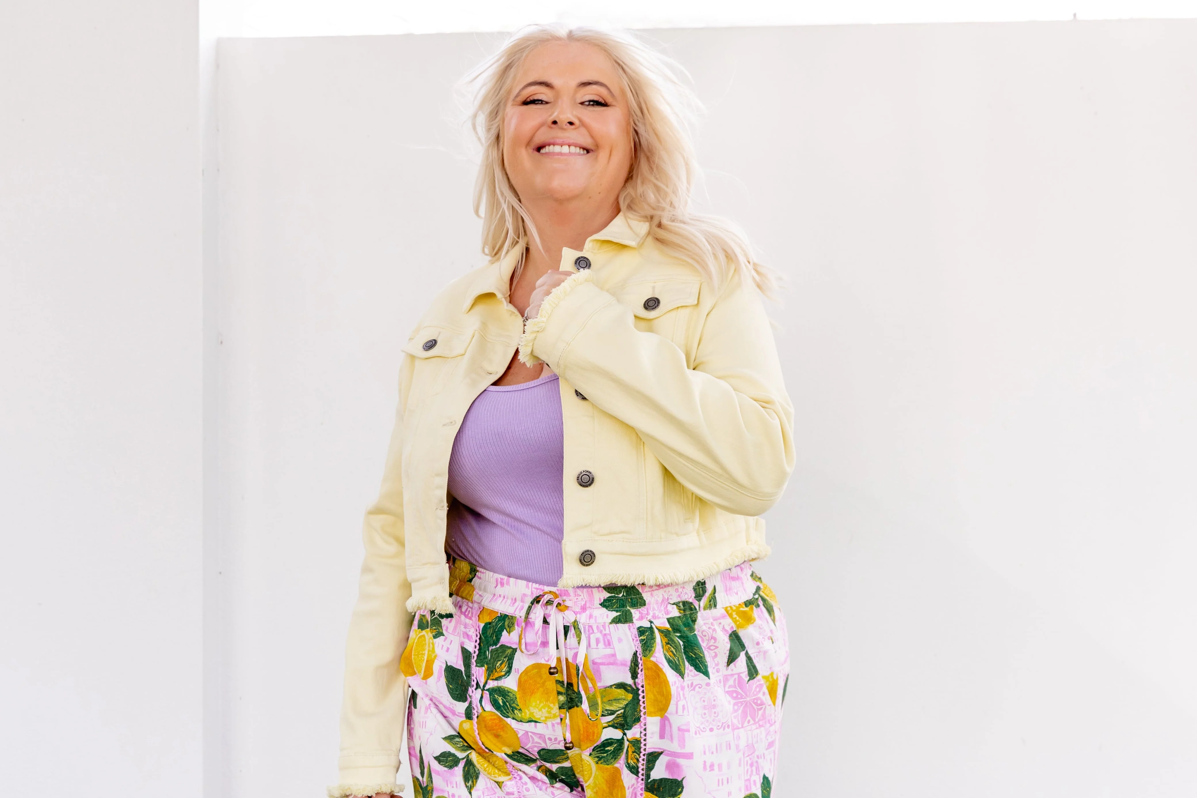 Kenzi Cropped Denim Jacket in Lemon Butter - Image 19