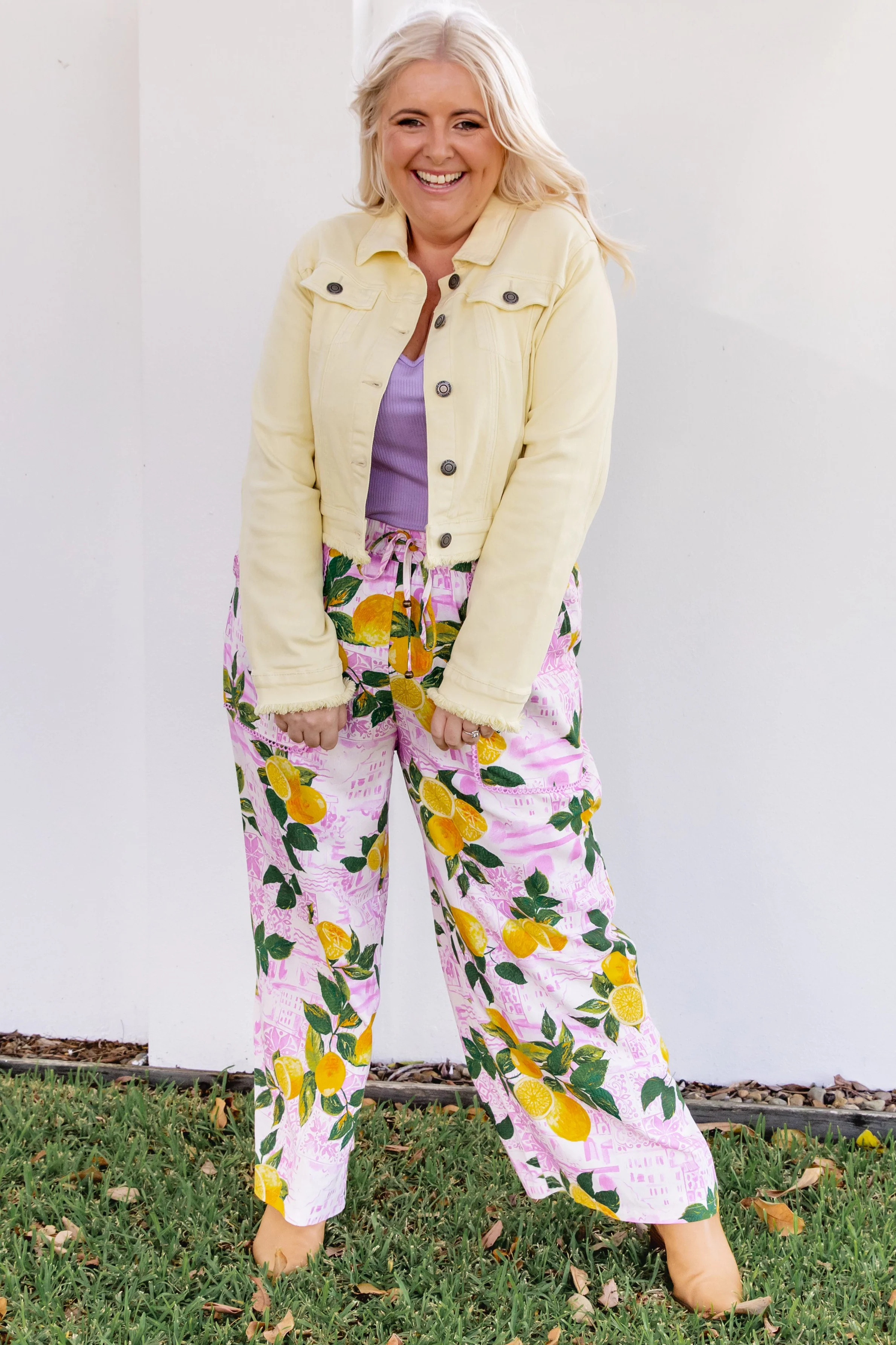 Kenzi Cropped Denim Jacket in Lemon Butter - Image 2