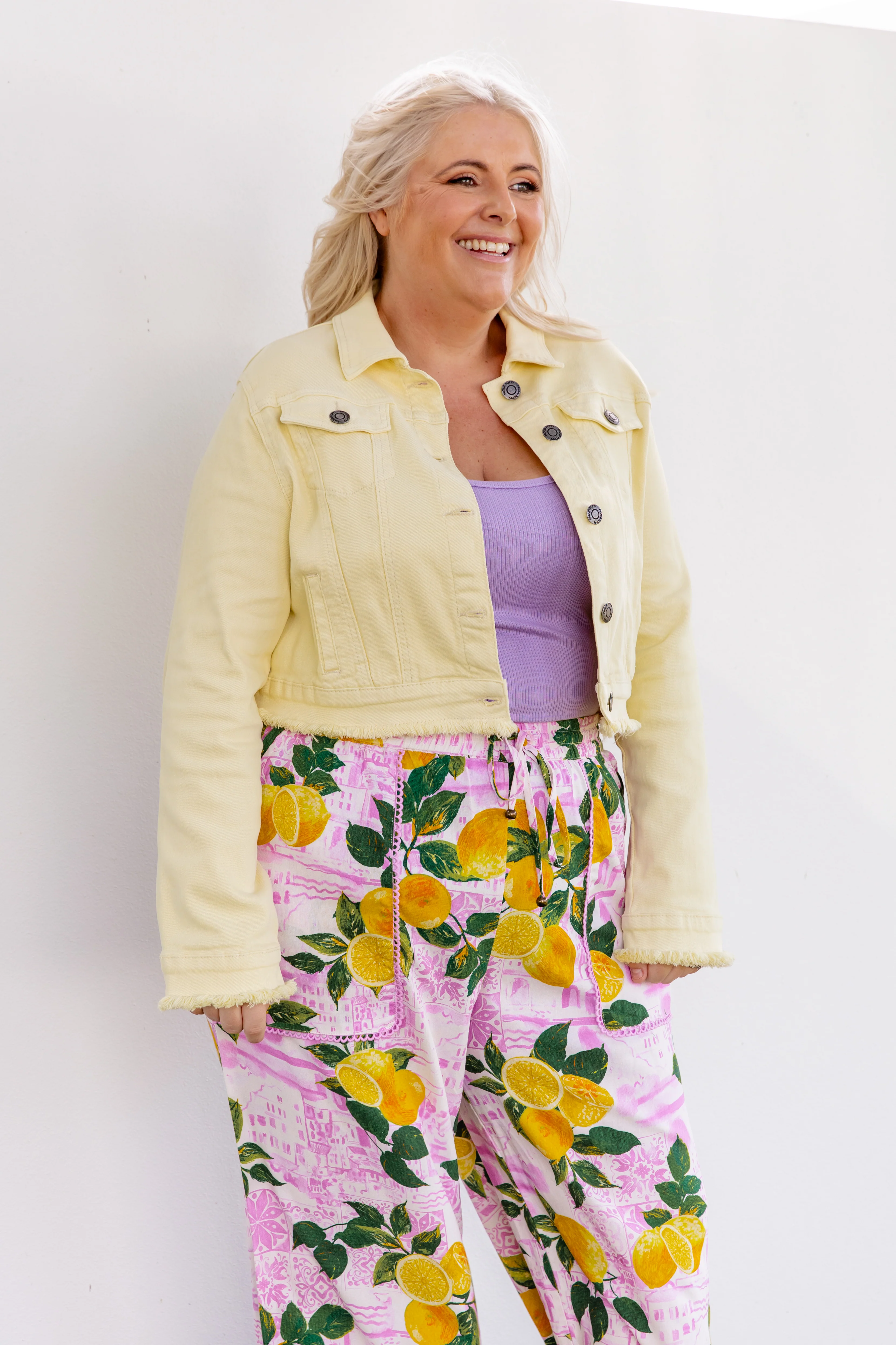 Kenzi Cropped Denim Jacket in Lemon Butter - Image 22