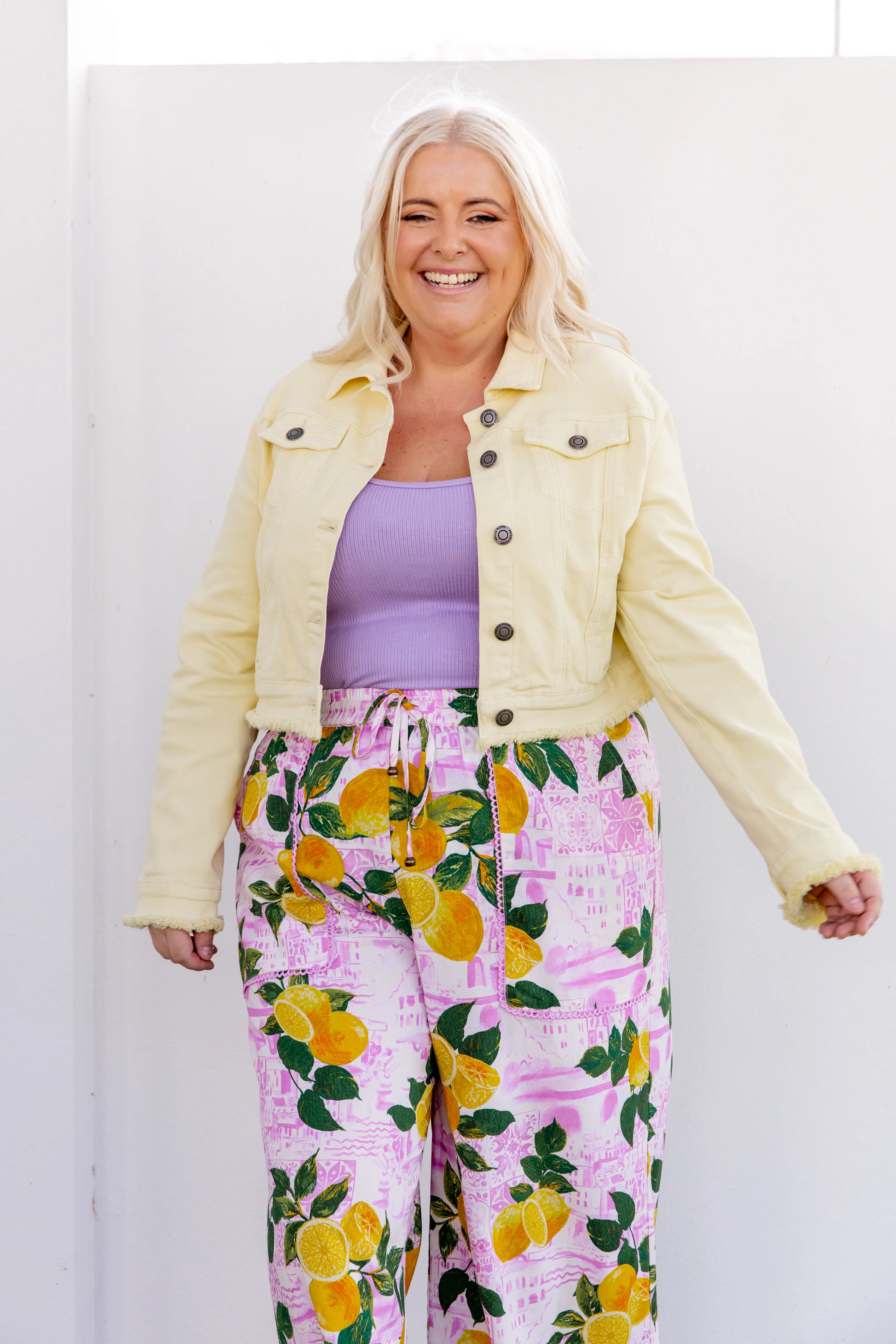 Kenzi Cropped Denim Jacket in Lemon Butter - Image 23