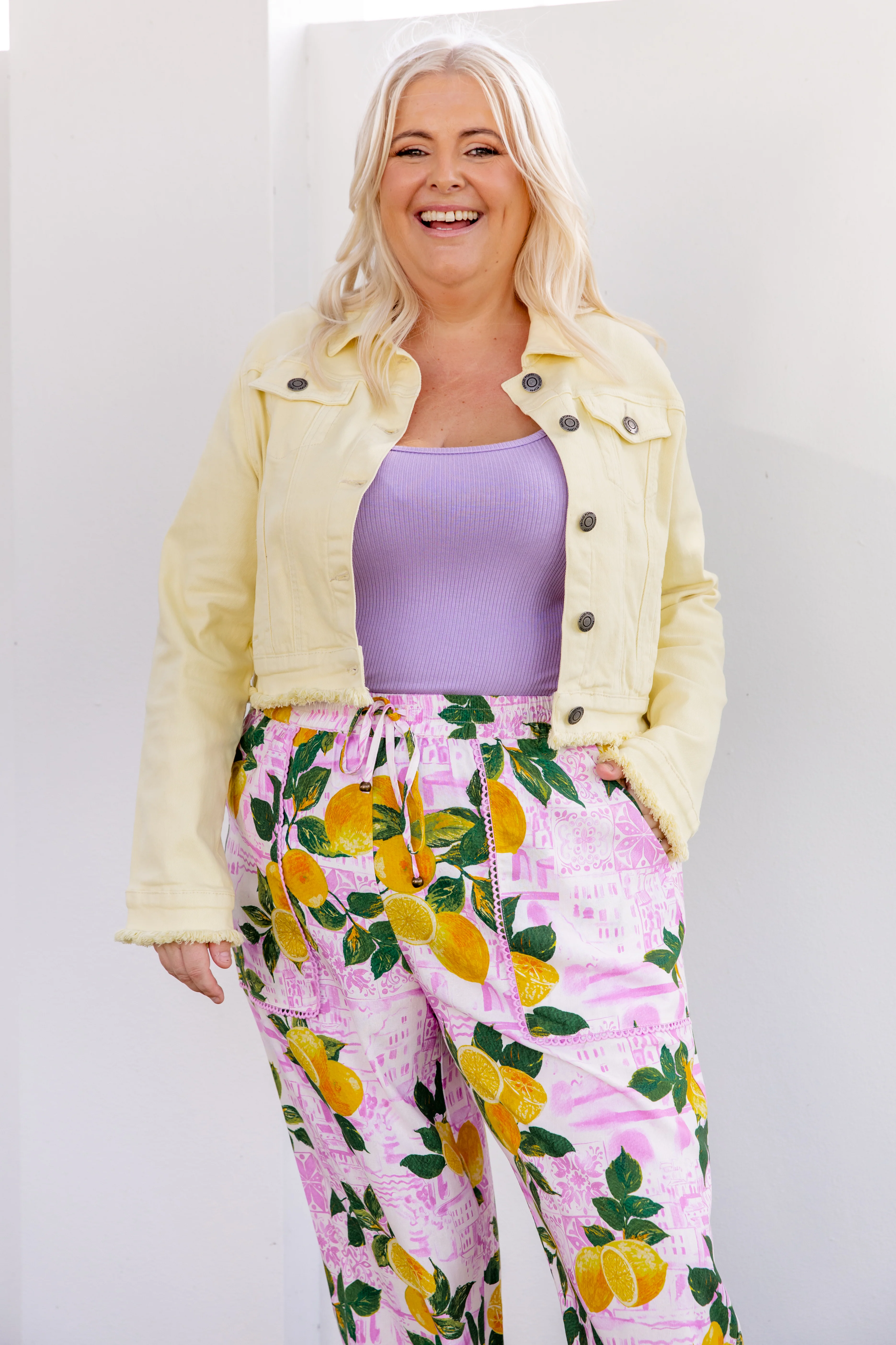 Kenzi Cropped Denim Jacket in Lemon Butter - Image 24