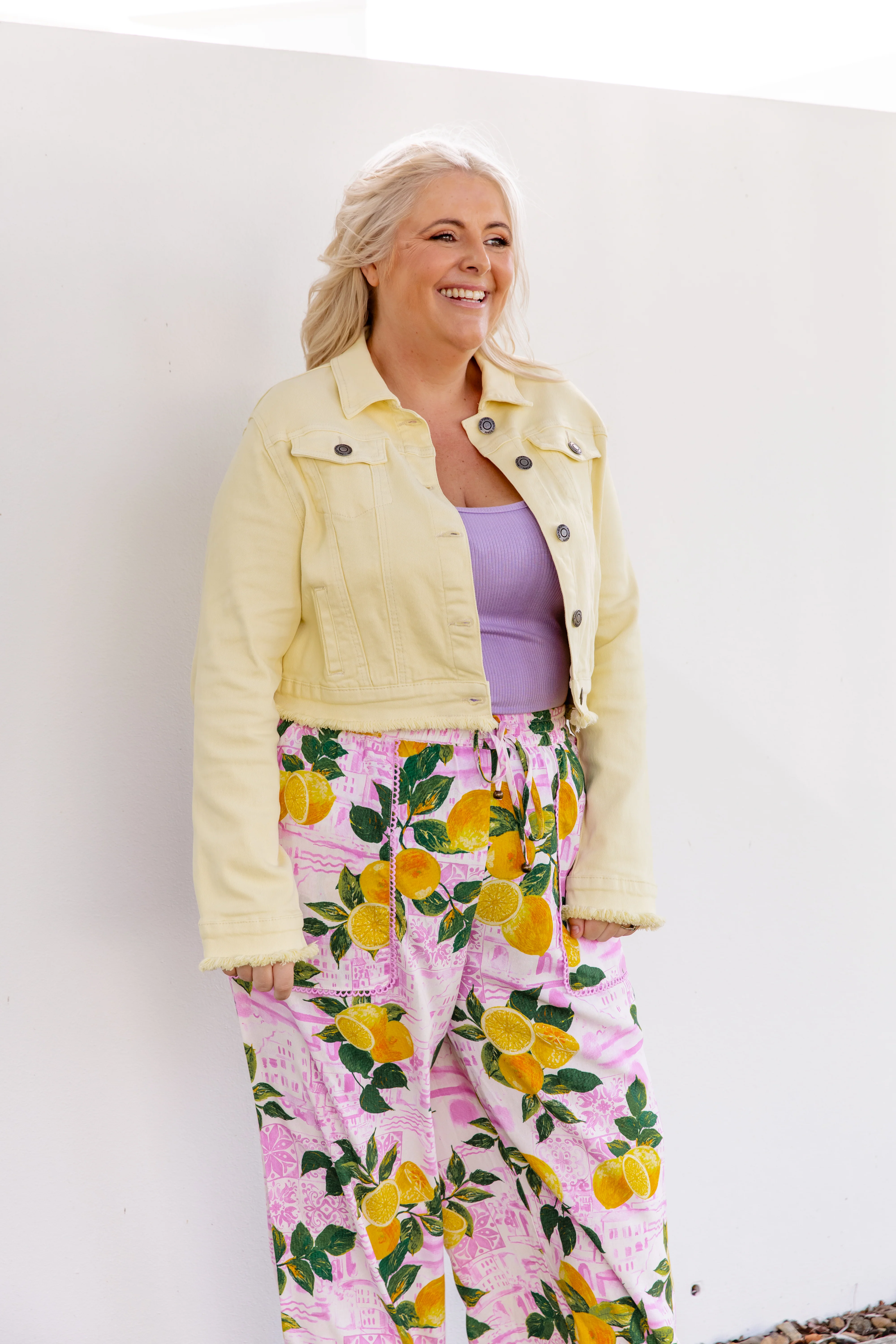 Kenzi Cropped Denim Jacket in Lemon Butter - Image 29