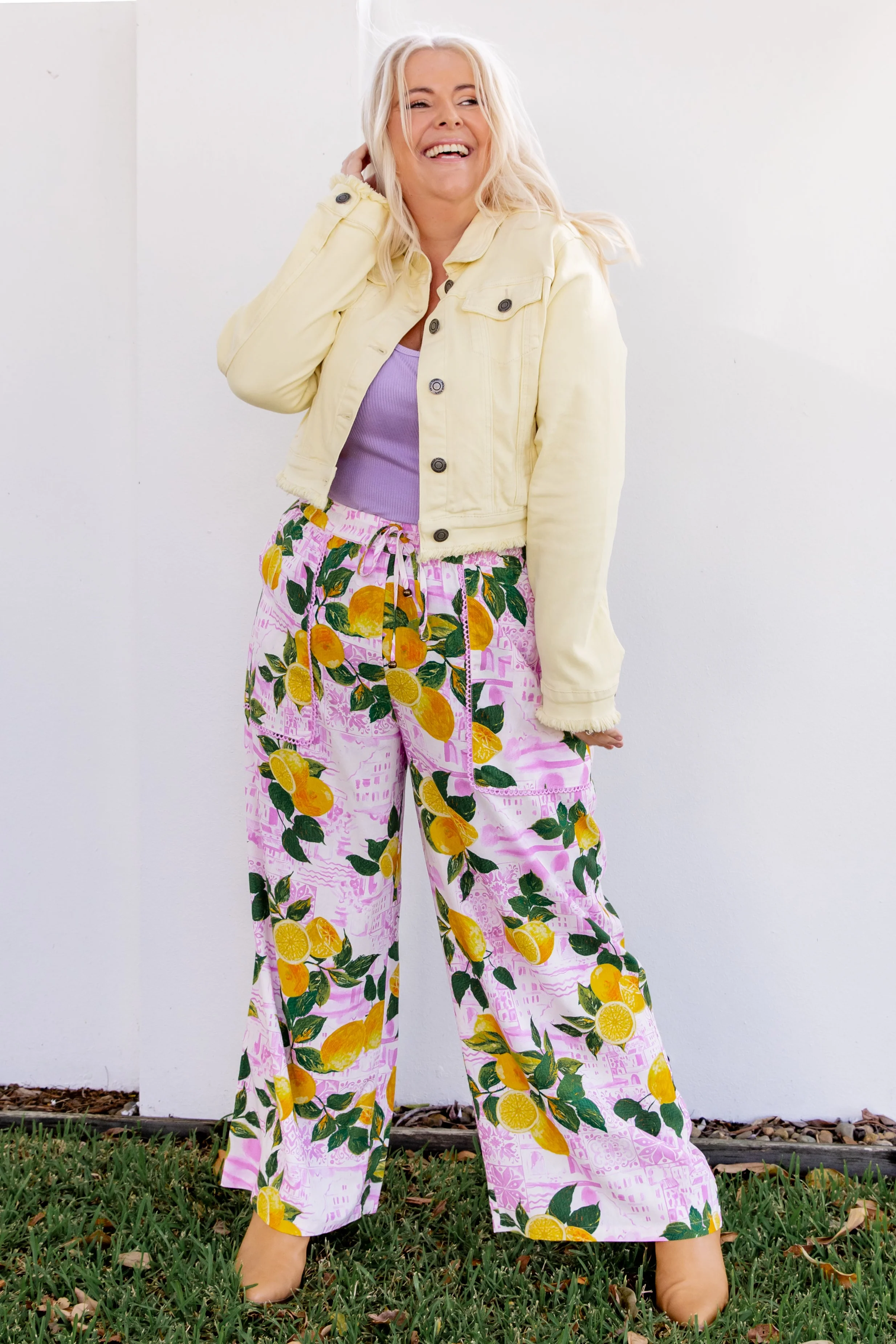 Kenzi Cropped Denim Jacket in Lemon Butter - Image 4