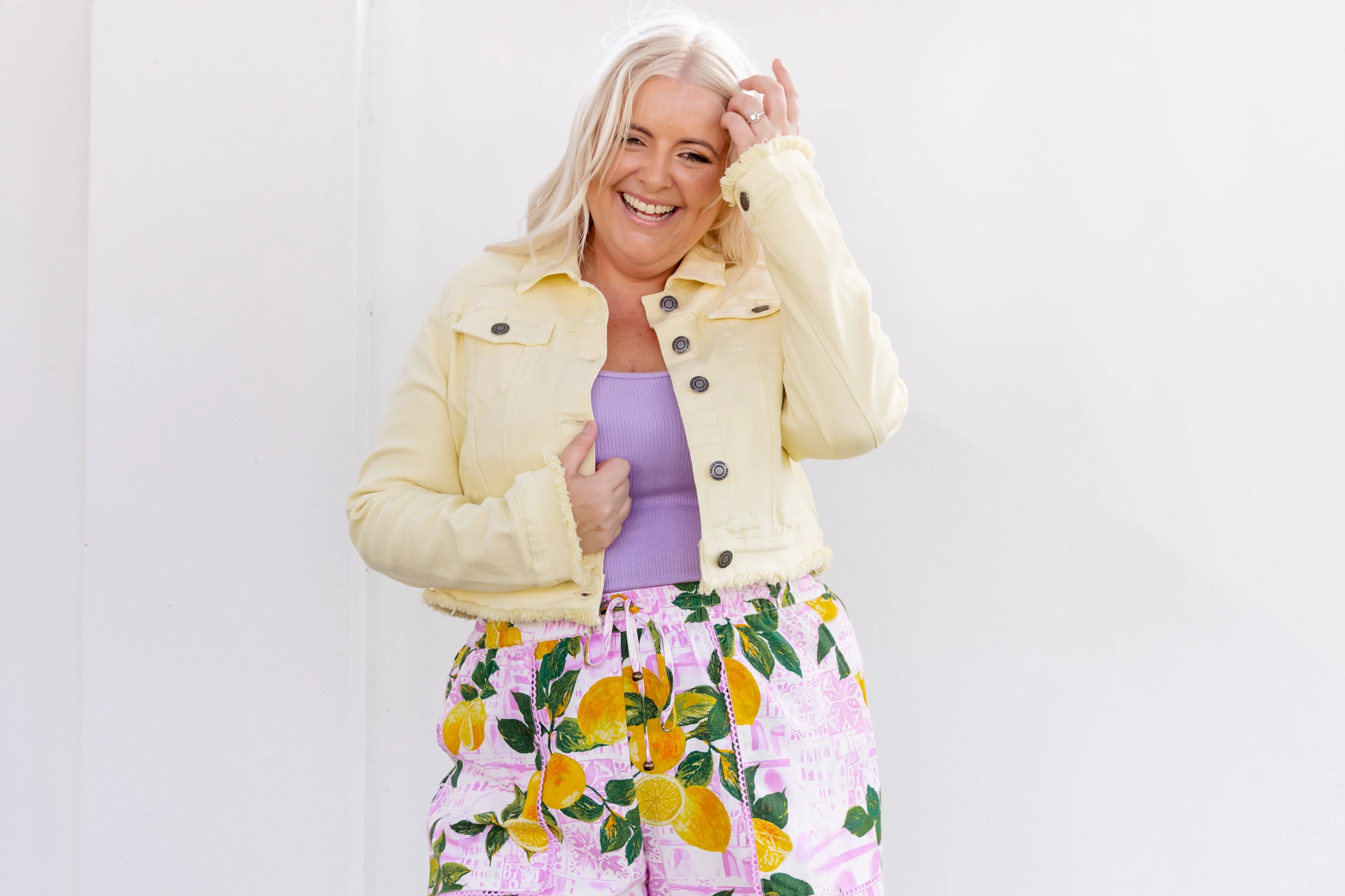 Kenzi Cropped Denim Jacket in Lemon Butter - Image 7