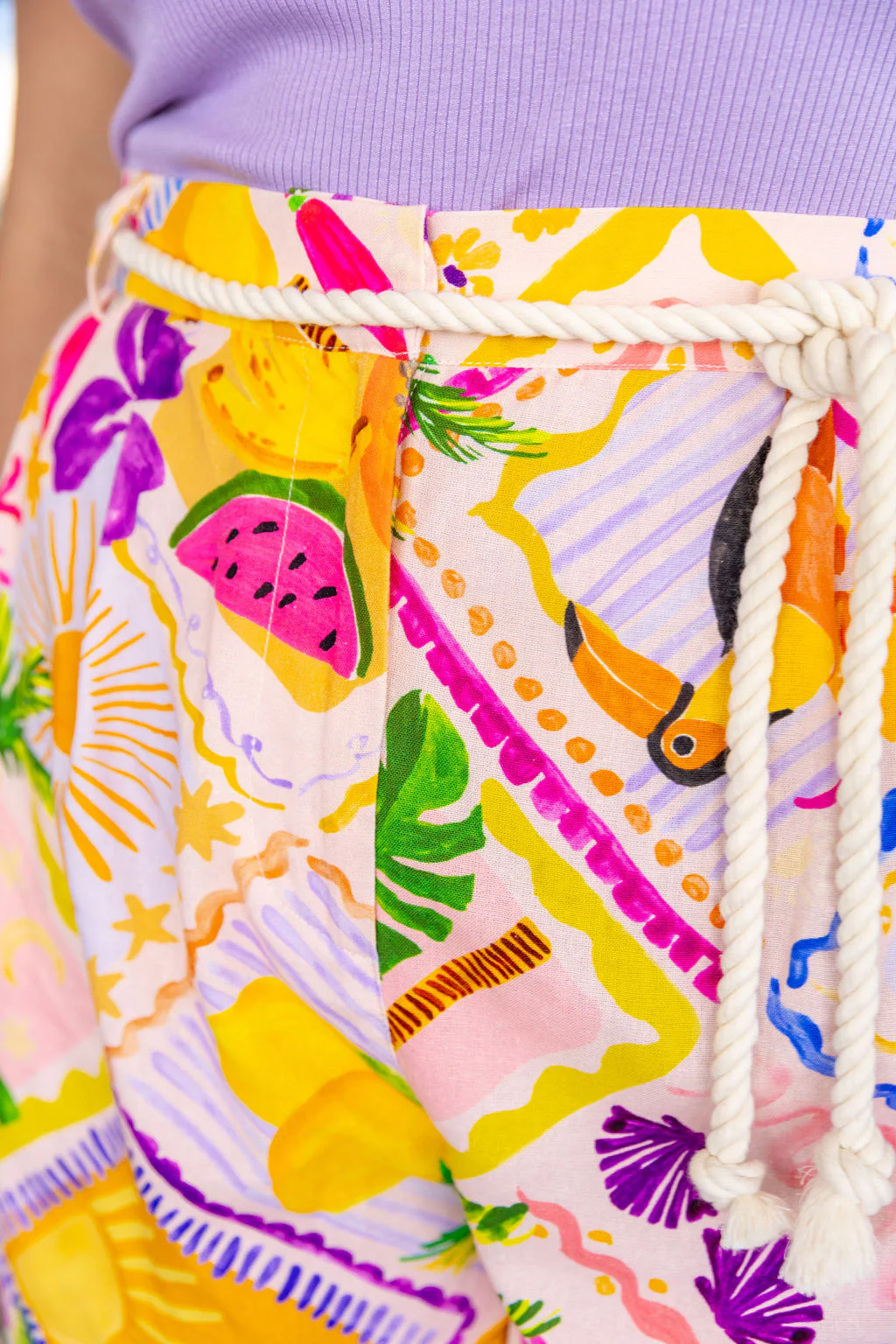 Kita Linen Blend Scallop Hem Shorts in Toucan Paradise - Image 9