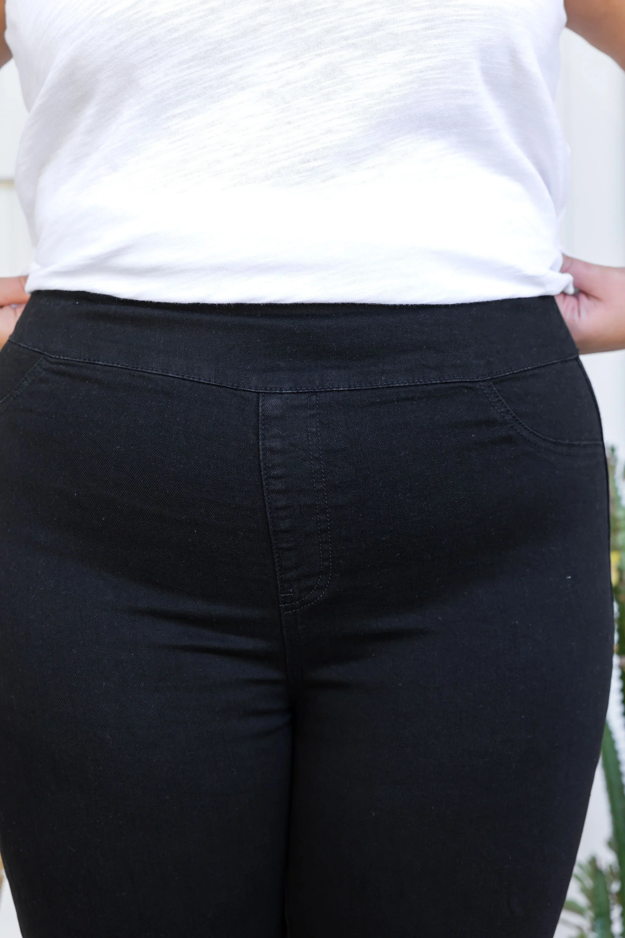 Lara Pull on Jeans in Black - Image 4