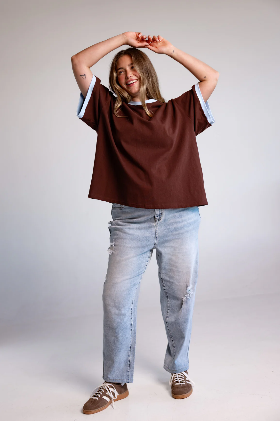 Nikita Heavyweight Cotton Tee in Chocolate Brown & Blue Contrast - Image 12