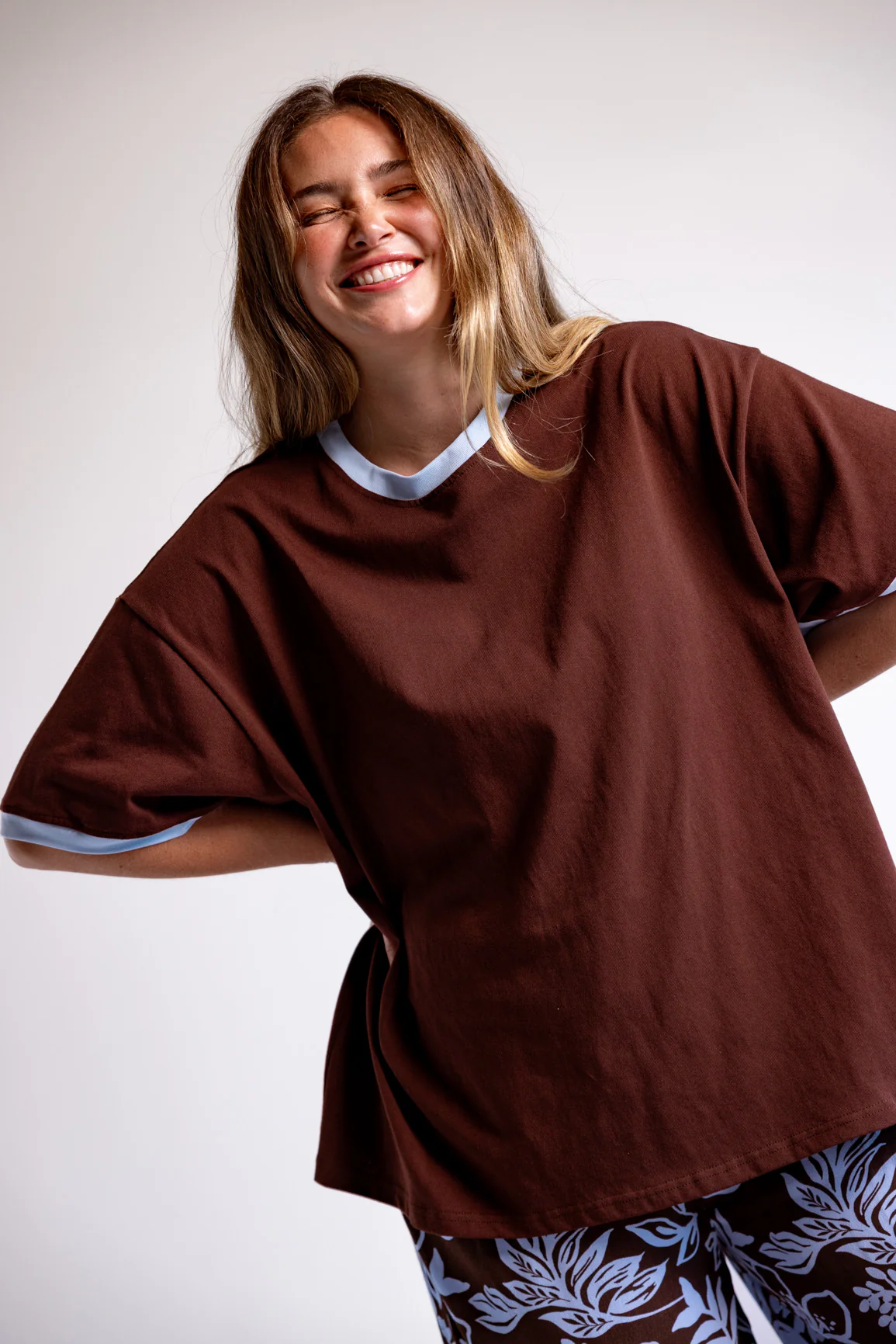 Nikita Heavyweight Cotton Tee in Chocolate Brown & Blue Contrast - Image 3