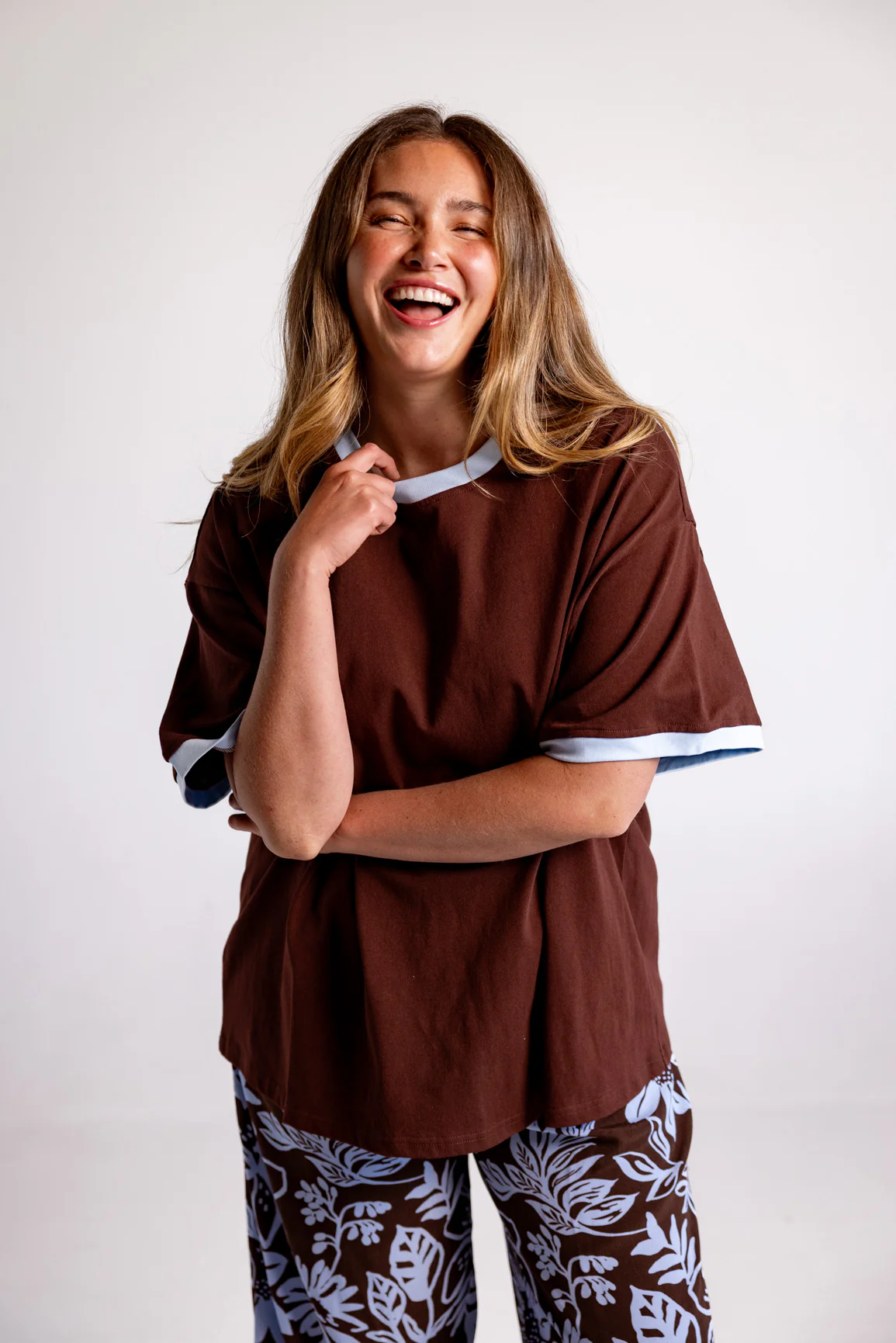 Nikita Heavyweight Cotton Tee in Chocolate Brown & Blue Contrast - Image 4