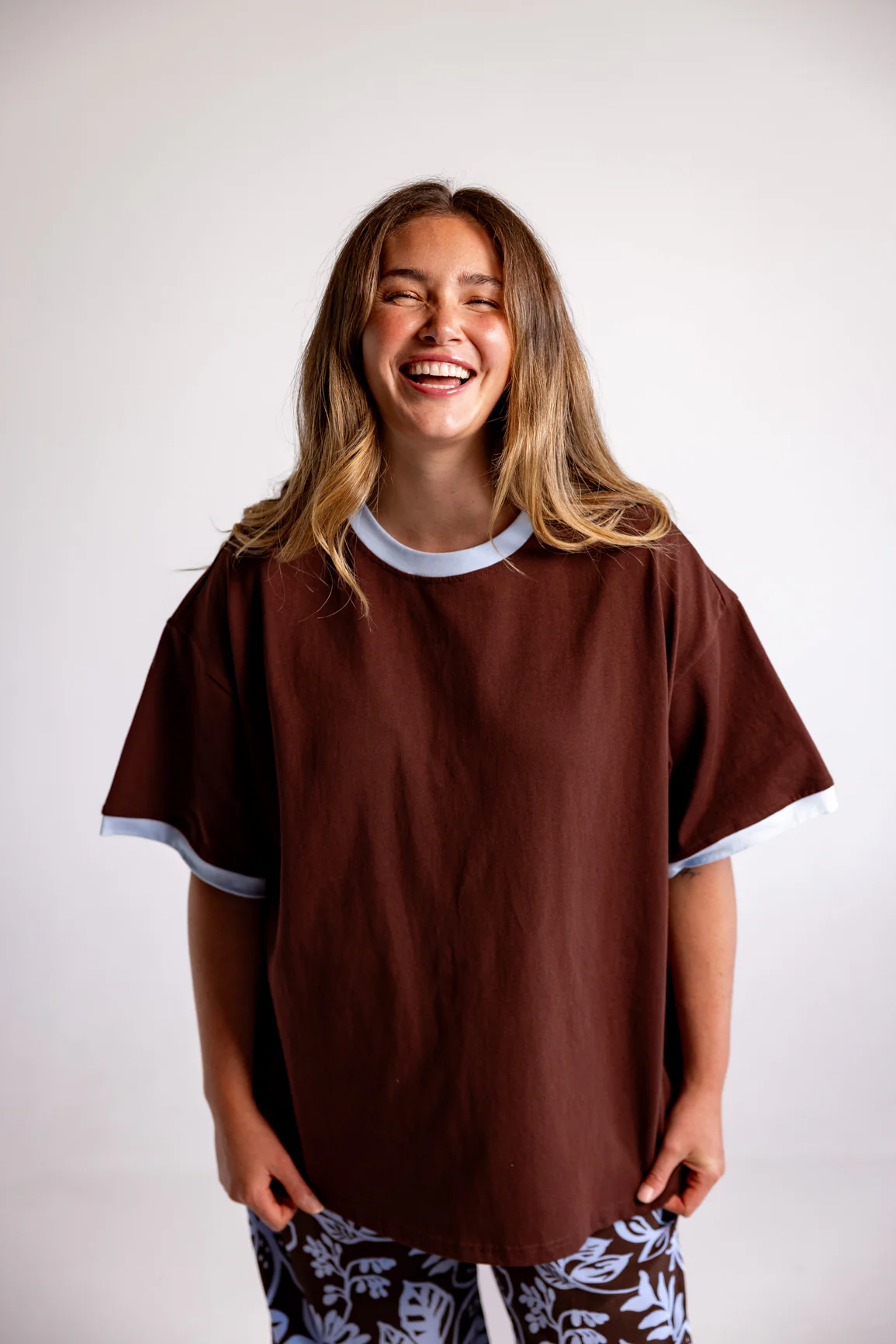 Nikita Heavyweight Cotton Tee in Chocolate Brown & Blue Contrast - Image 5