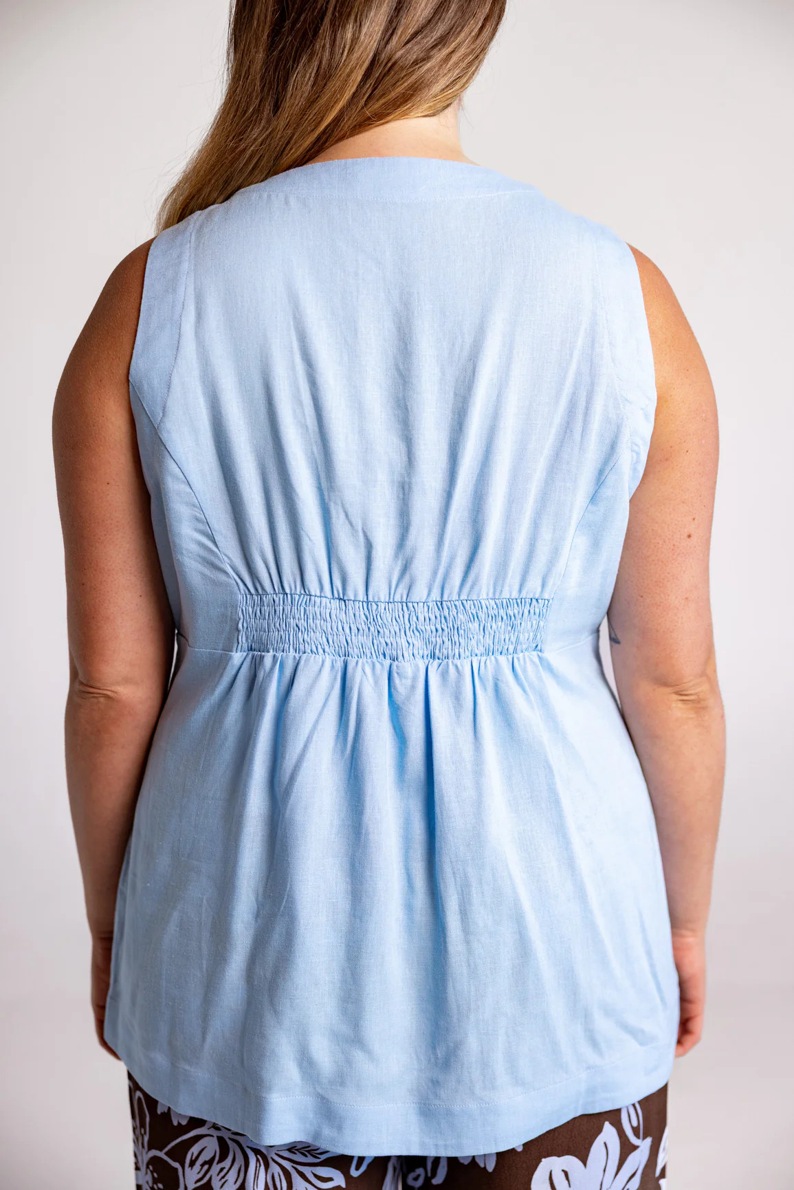 Saski Linen Blend Vest in Light Blue - Image 10
