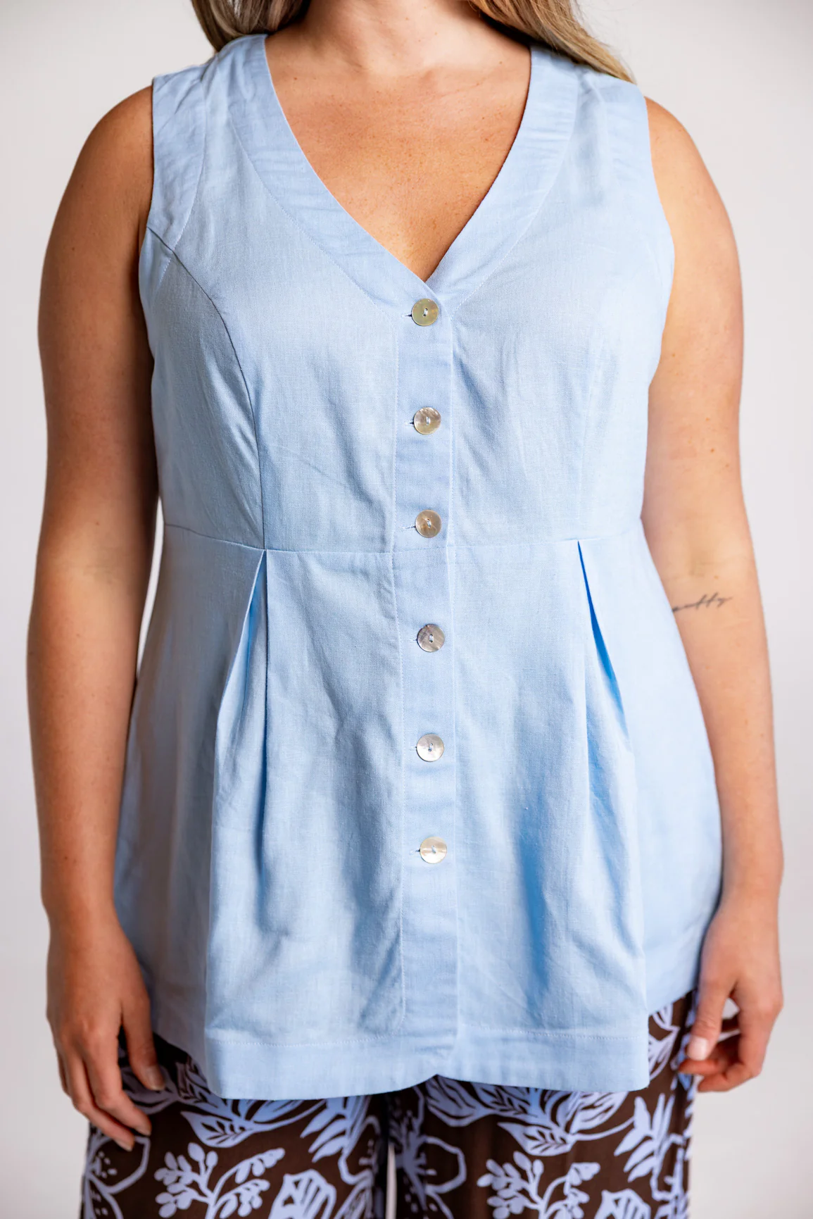 Saski Linen Blend Vest in Light Blue - Image 3